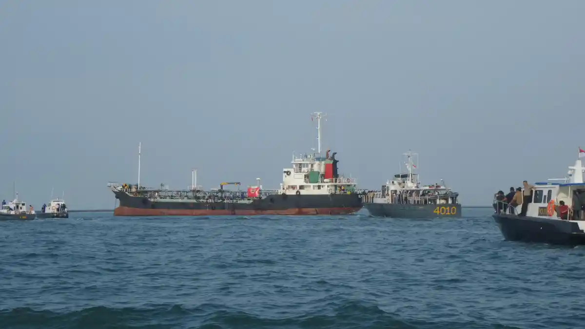 Petani Rumput Laut Sandera Kapal LCT Pengangkut 150 Ton BBM