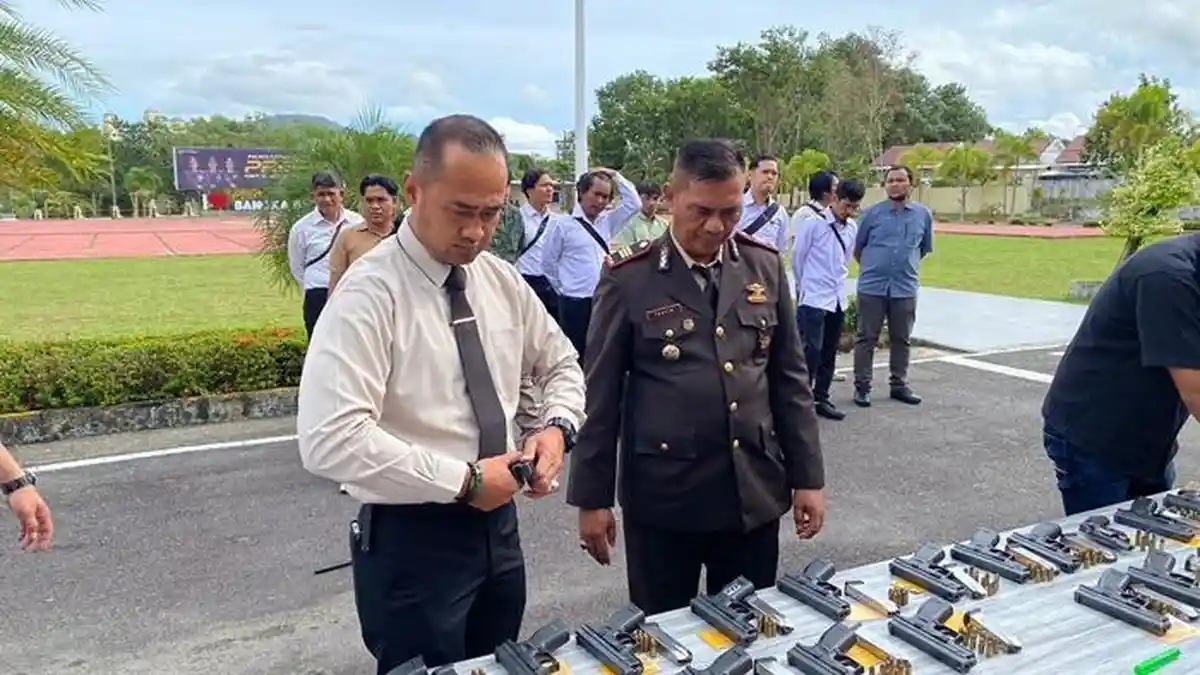 Kapolres Bangka Barat Cek Senpi Dinas Personel  