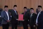 Bupati-Bolsel-Iskandar-Kamaru-saat-menerima-Ranperda-pertanggungjawaban-APBD-2025-sdg.jpg