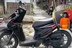 A-20-diringkus-polisi-setelah-mencuri-motor-dan-ponsel-milik-teman-kerjanya.jpg