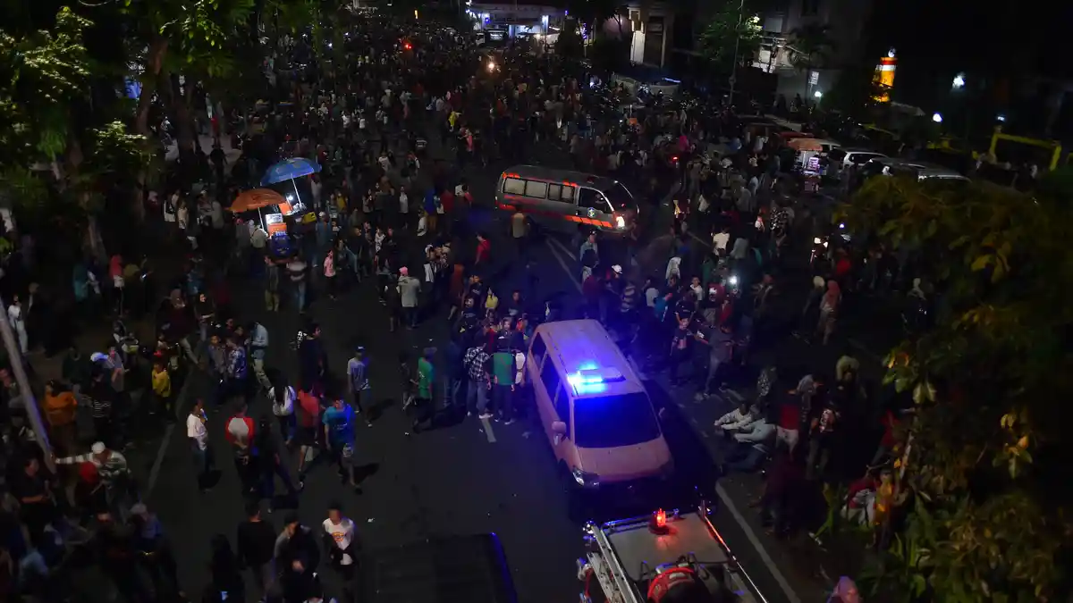 Saksi Mata: Penonton di Bawah Viaduk Histeris Saat Kereta Melintas