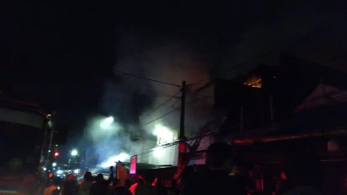 BREAKING NEWS - Toko Sembako di Jalan MA Salmun Bogor Kebakaran, Api Belum Padam