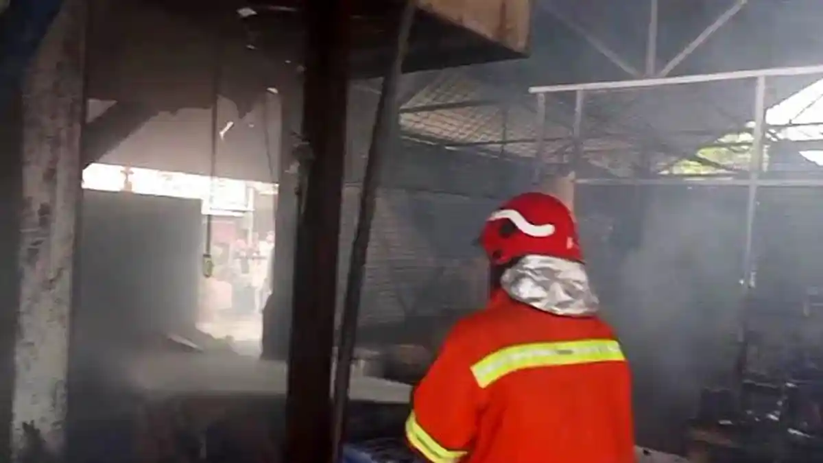 3 Warung di Manyar Gresik Ludes Terbakar, Penyebabnya Korsleting ...