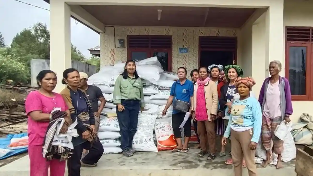 Salurkan Pupuk di Taput, TPL Berkomitmen Tingkatkan Produksi Padi di Desa Aek Raja