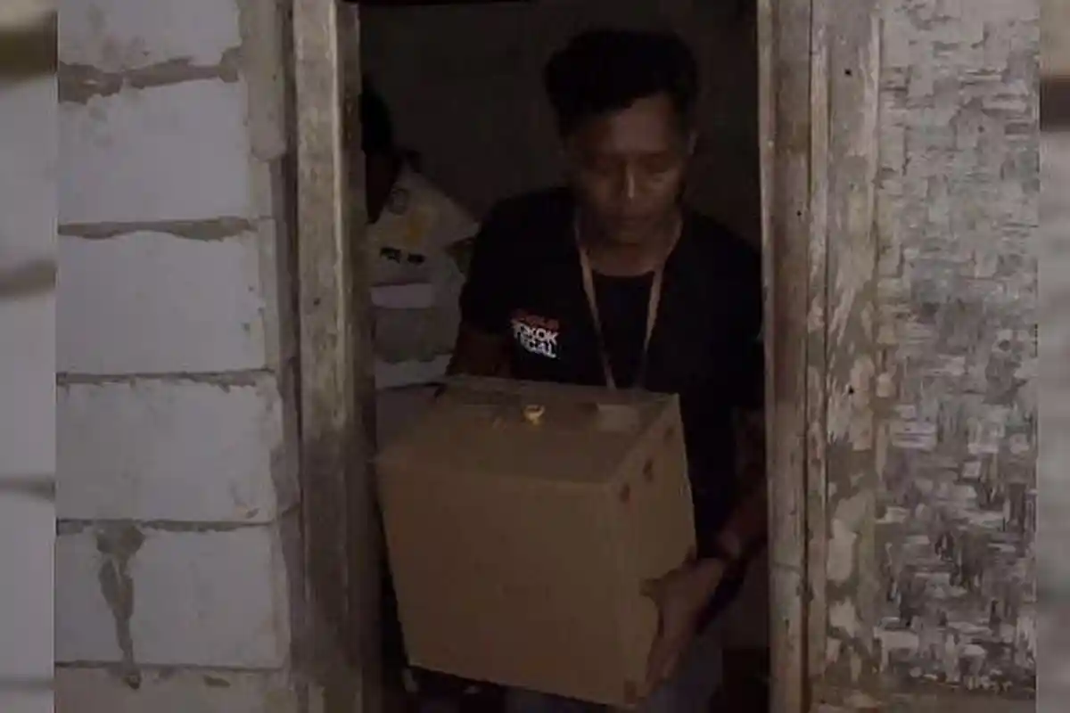 Satpol PP Sumedang Gerebek Gudang dan 2 Kios, Ditemukan Ratusan Botol Miras