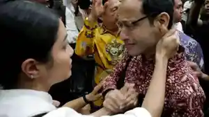Nadiem-Makarim-menangis-bersama-istrinya-seusai-dituntut-hukuman-18-tahun.jpg