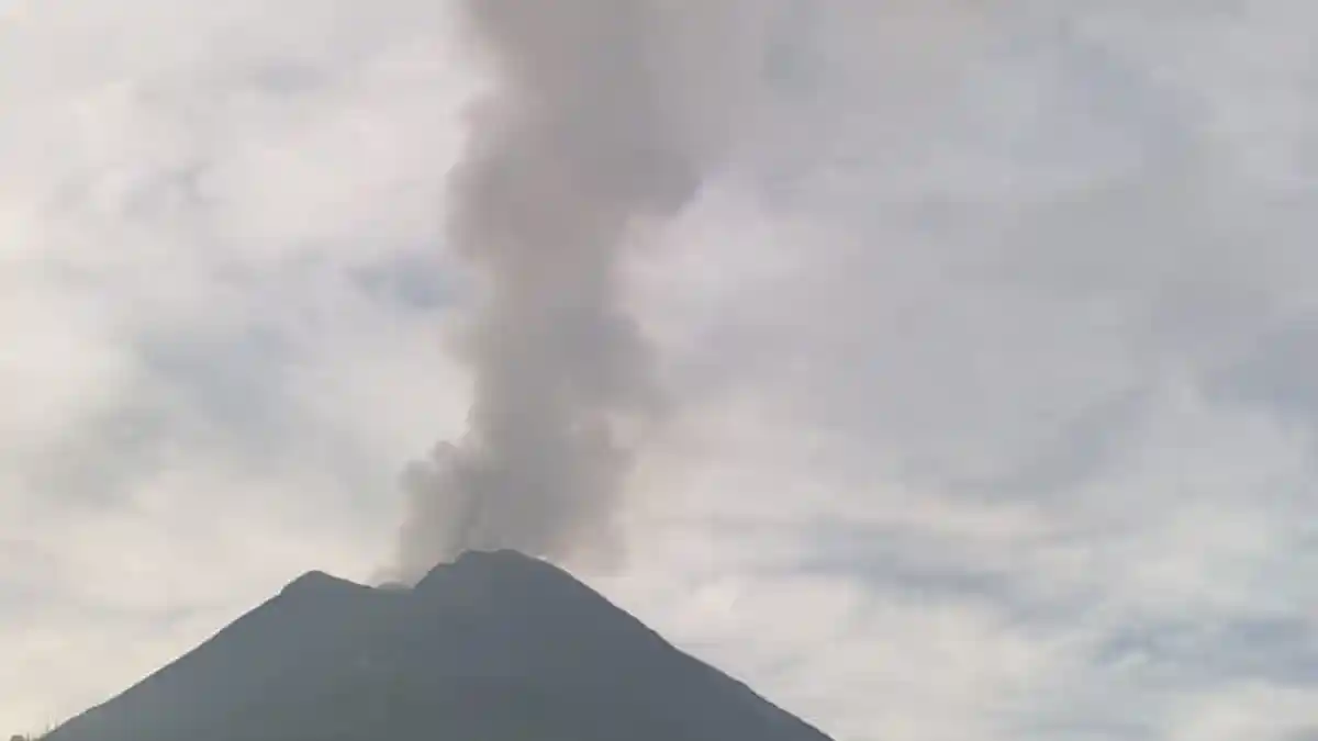 Gunung Sinabung Keluarkan Asap Tebal Bikin Warga Panik, Pos Pengamatan Gunung Api Beri Penjelasan