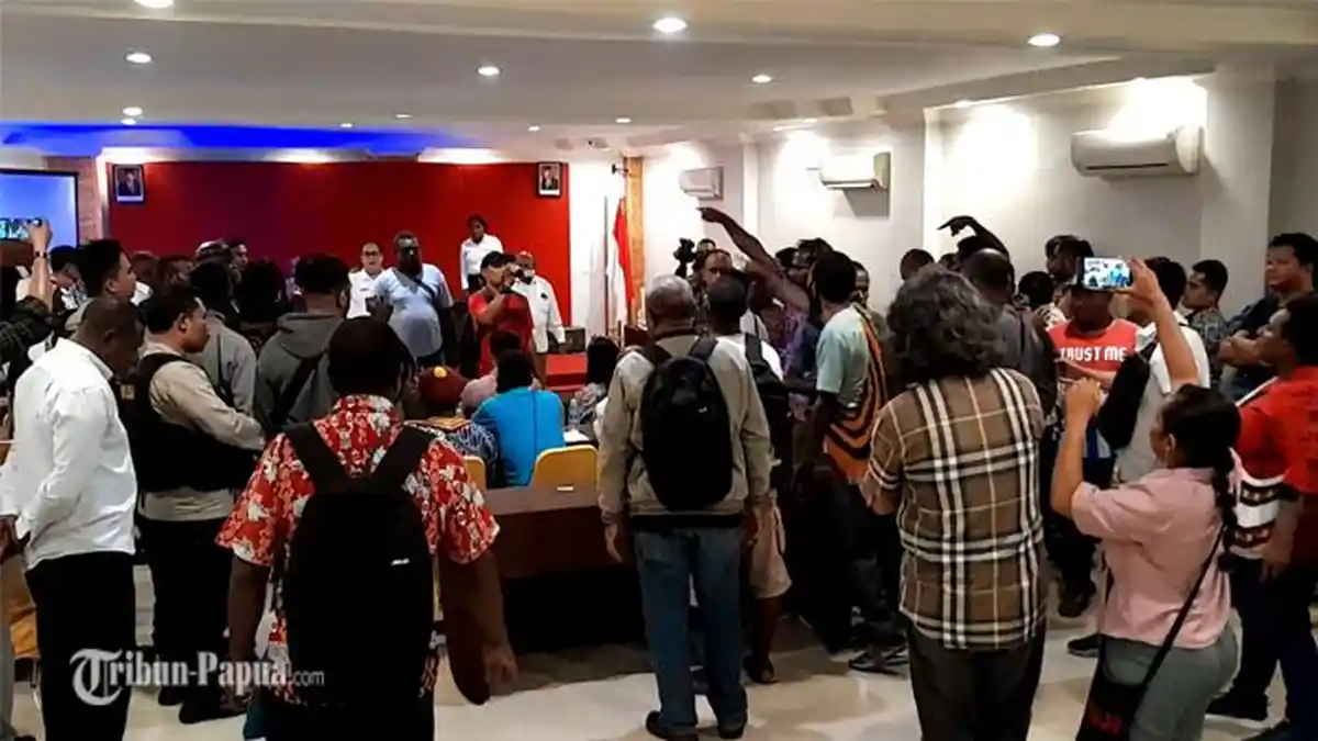 ADU JOTOS Warnai Pleno Majelis Rakyat Papua Selatan, Kok bisa?