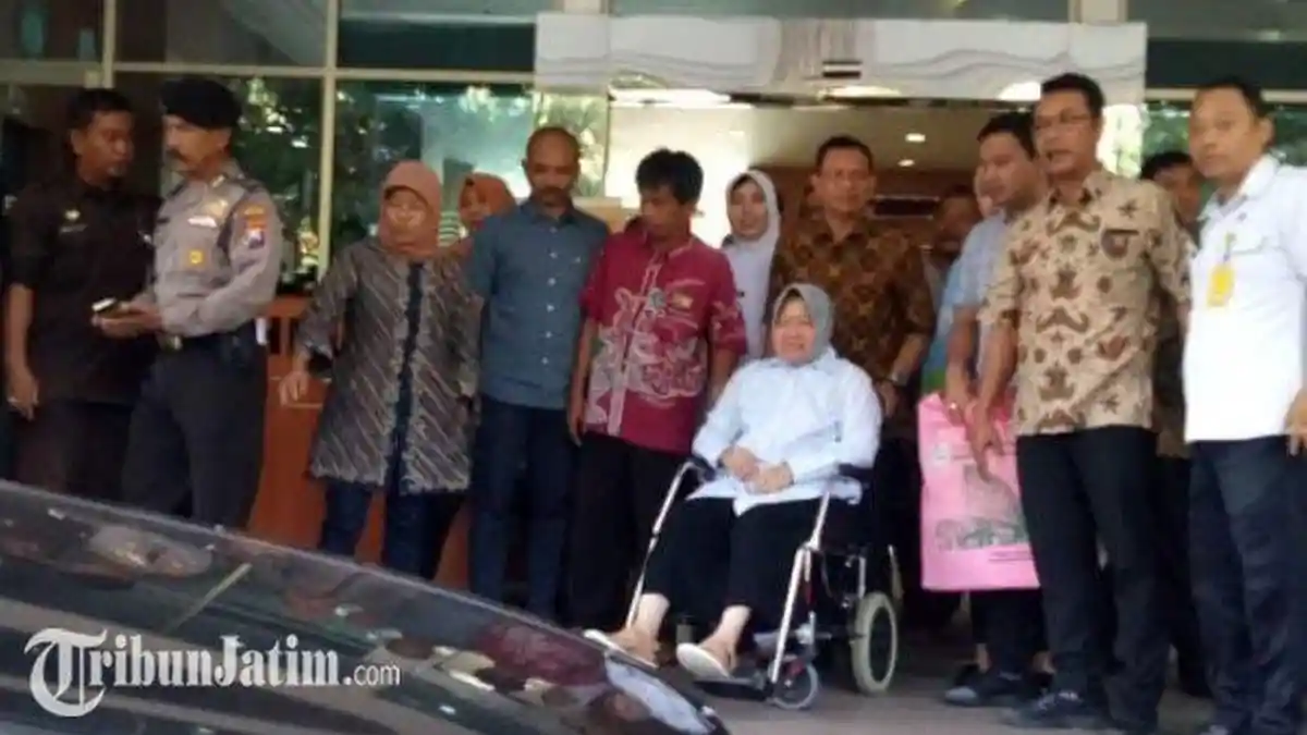 BREAKING NEWS - Wali Kota Risma Keluar RS Dr Soetomo, Didampingi Pejabat dan Sang Putra