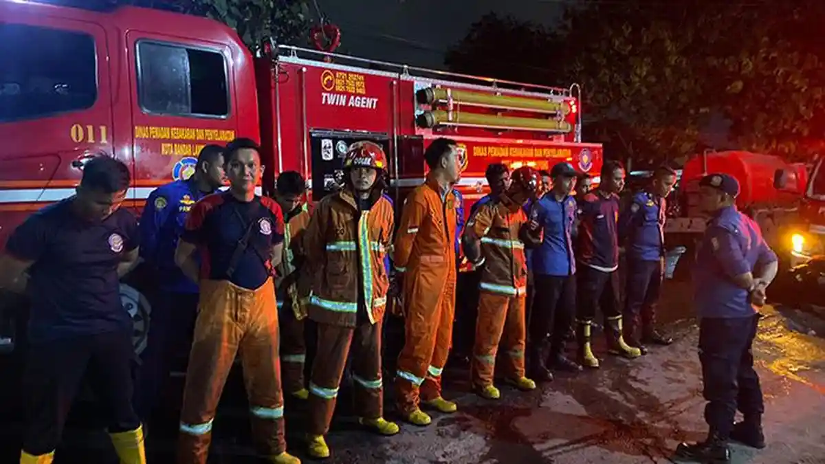 Kebakaran di Bekas Panglong Kayu Bandar Lampung Padam dalam 75 Menit