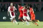 Fabiano Rebut Bola Lucas Andersen