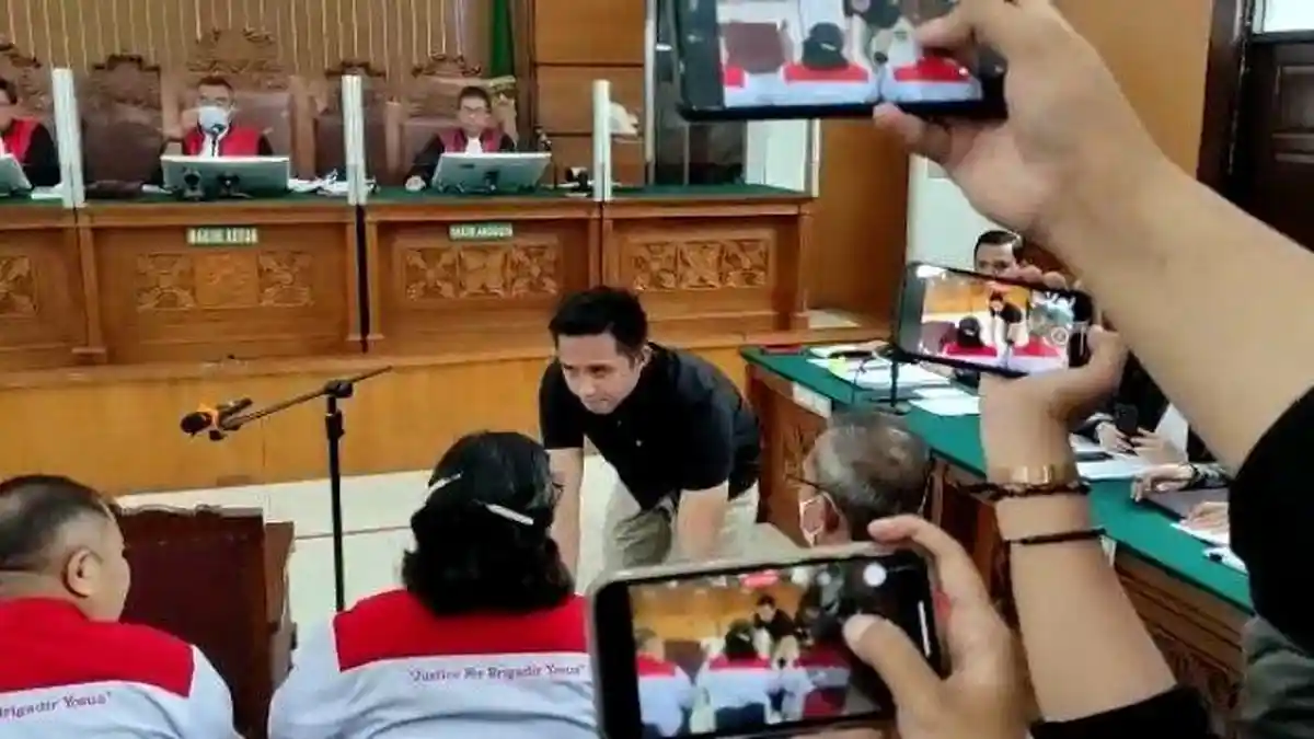 Suara Bergetar, Bharada E Minta Maaf ke Ortu Brigadir J, Bersimpuh & Cium Tangan, Ini Reaksi Samuel