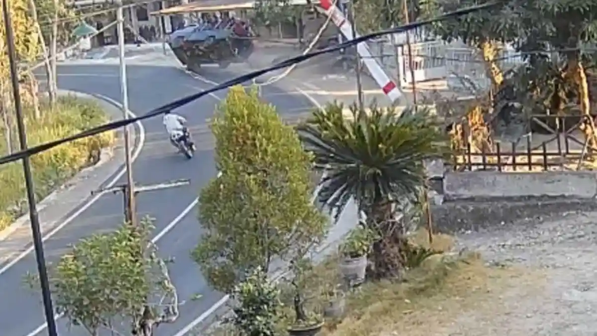 Detik-detik Pikap Angkut Peserta Karnaval Terguling, Mobil Melaju Kencang di Tikungan Tajam