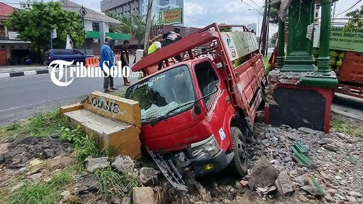 Kronologi Dramatis! Truk Elpiji Hindari Truk Pasir, Malah Terjun ke Parit di Sirkuit Boyolali