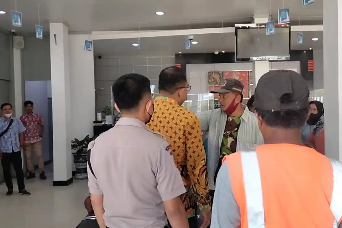 Pensiunan TNI di Sarolangun Marah-marah Merasa Ditipu oleh Pihak Bank Plat Merah