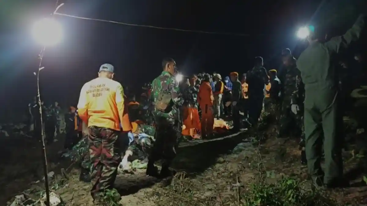 TKP Pesawat Jatuh di Blora Gelap di Tengah Hutan, Evakuasi Sempat Dihentikan, Dilanjutkan Pagi Ini