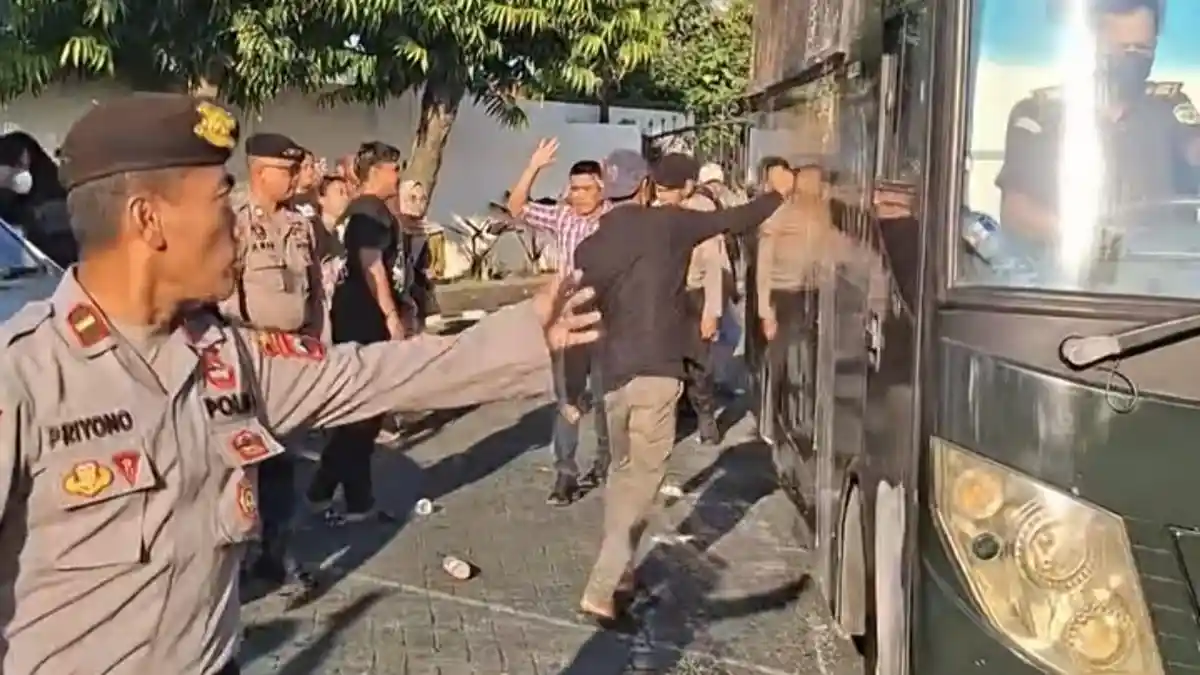 Sidang 'Tongtek Maut' Pati Ricuh, Massa Mengadang dan Melempari Mobil Tahanan