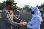 kapolres-pamekasan-akbp-apip-ginanjar-mengukuhkan-relawan-covid-19-polres-pamekasan.jpg