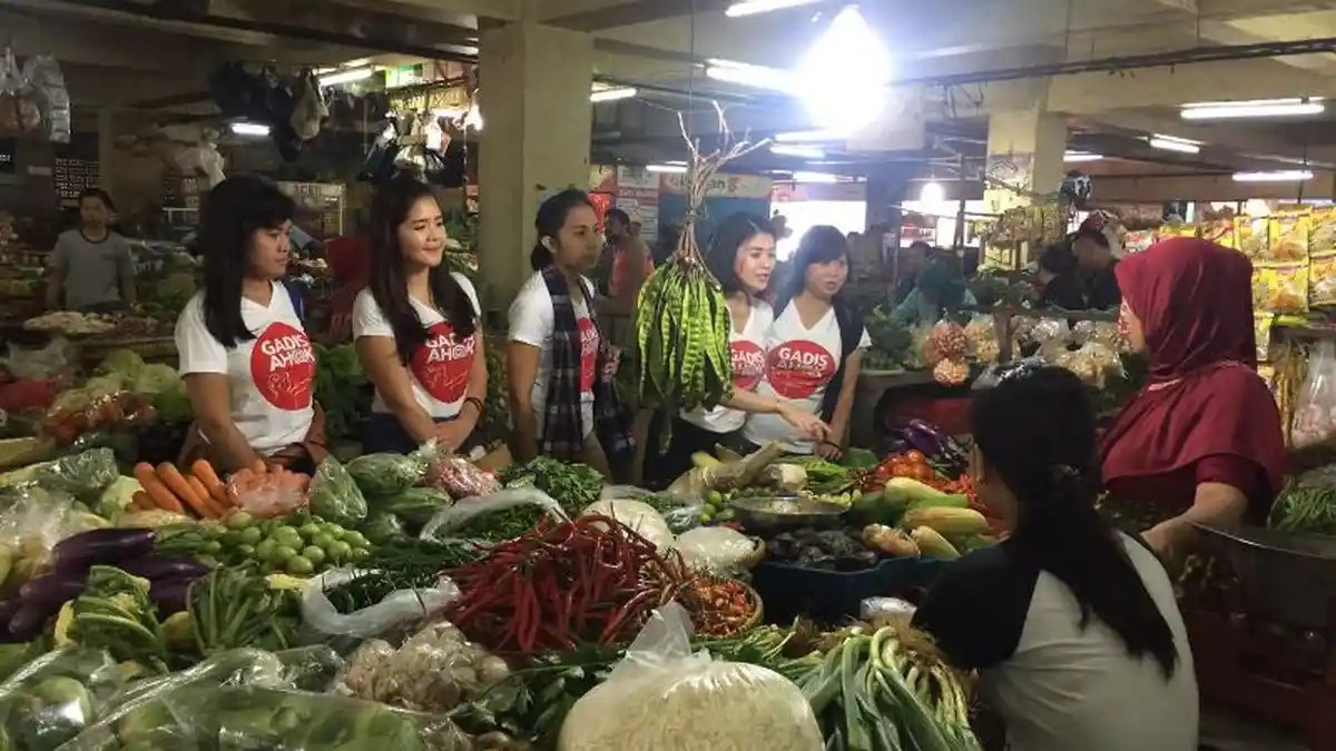 Gadis Ahok Blusukan di Pasar Minggu Cek Harga Cabai