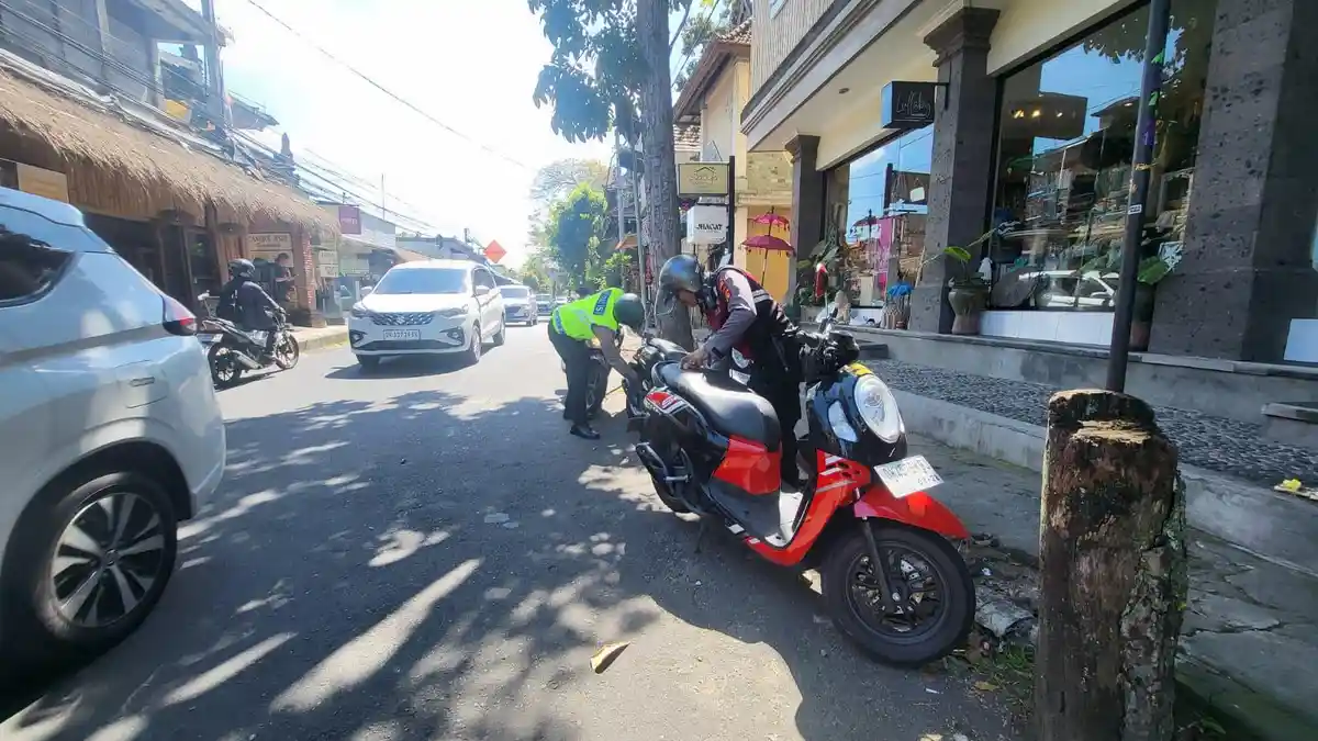 Penertiban Parkir Liar di Ubud Gianyar, 4 Mobil Digembosi dan 10 Motor Ditilang