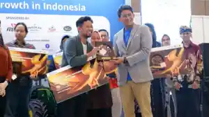 Founder-YIS-Sandiaga-Uno-menyerahkan-bantuan-kepada-UMKM-Poktan-Mekar-Lestari.jpg