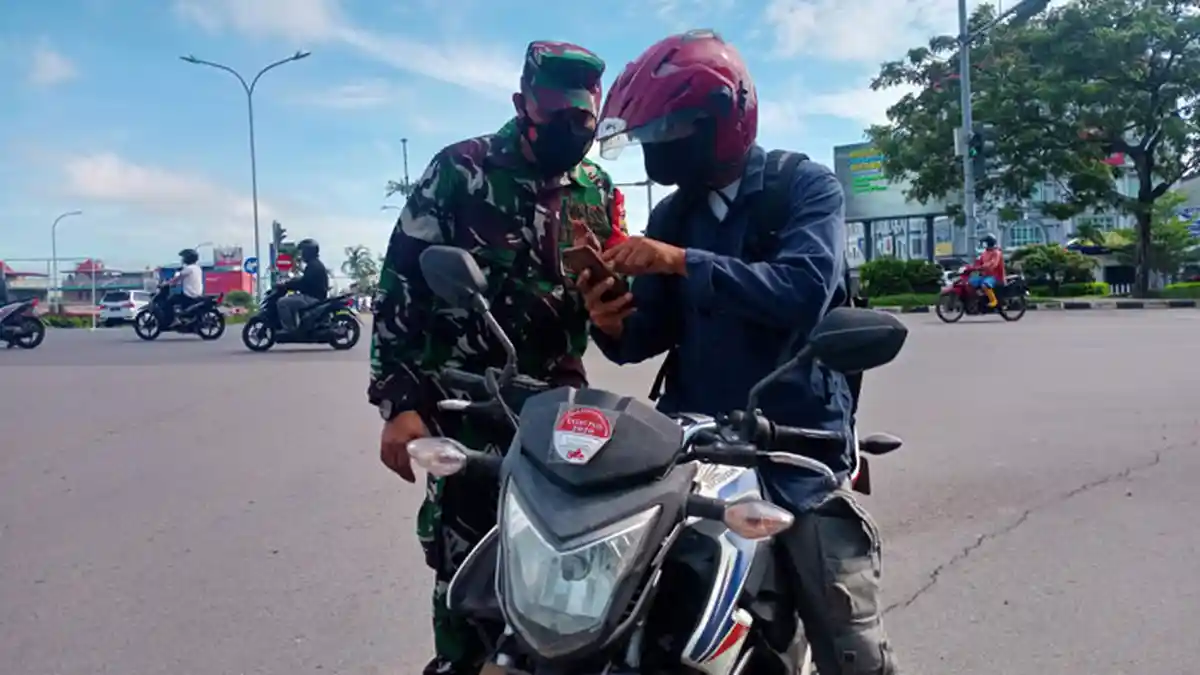 REAKSI Warga Batam saat Menghadapi Petugas Penyekatan di Hari Pertama PPKM Darurat