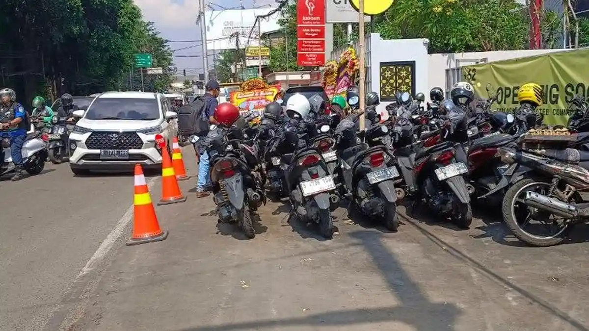 Tutup Saluran Air dan Serobot Trotoar, Parkir Kafe di Lebak Bulus Jaksel Diprotes Warga