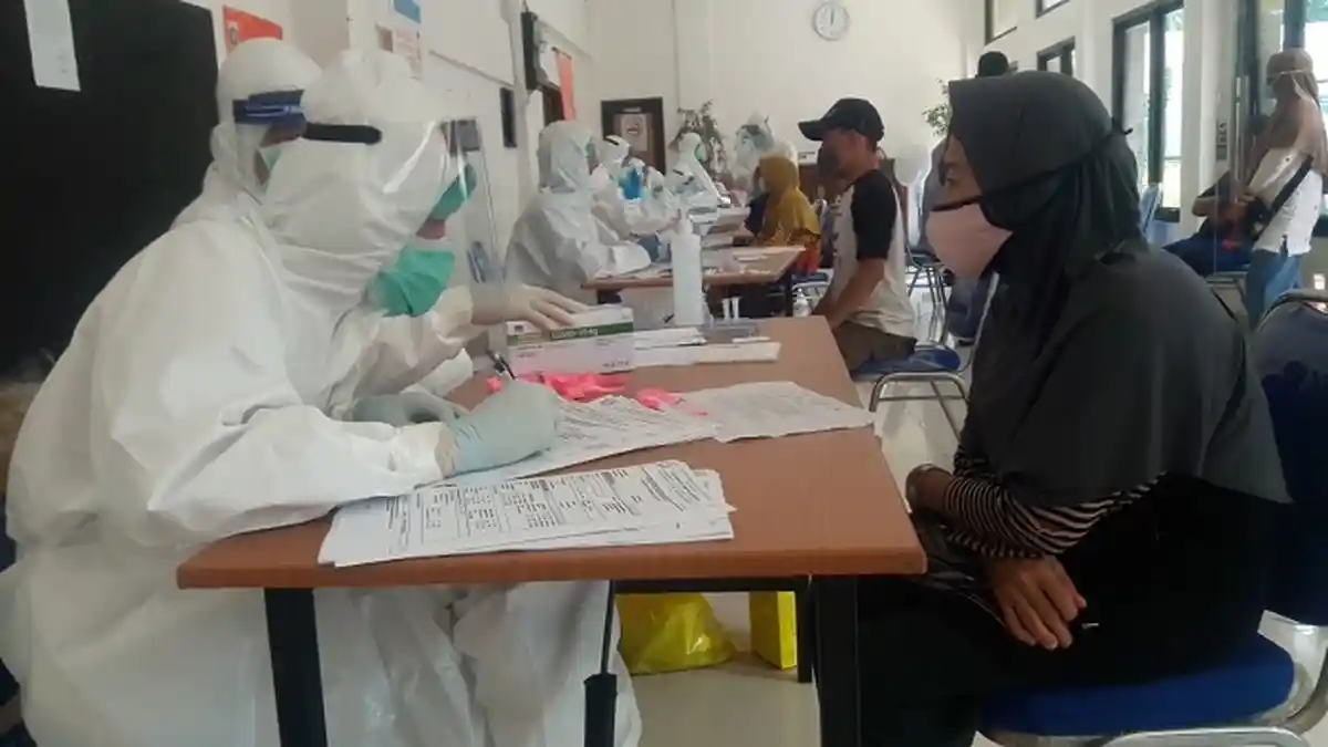 150 Pedagang Pasar Serdang Kemayoran Jalani Rapid Test Virus Corona Massal
