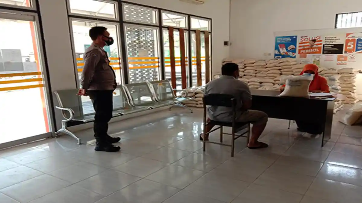Polsek Sekadau Hilir Berikan Pengamanan Penyaluran Bantuan Beras PPKM