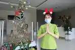 karyawan-hotel-memberikan-salam-didekat-ornamen-pohon-natal.jpg