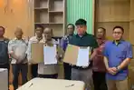 Bupati-Konawe-Selatan-Surunuddin-Dangga-taken-MoU-bersama-PT-Karya-Alam-Perdana.jpg
