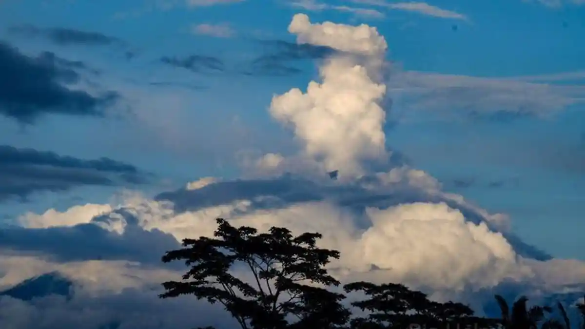 BREAKING NEWS - Gunung Agung Bali Kembali Metelus, Semburkan Asap Setinggi 1.000 Meter