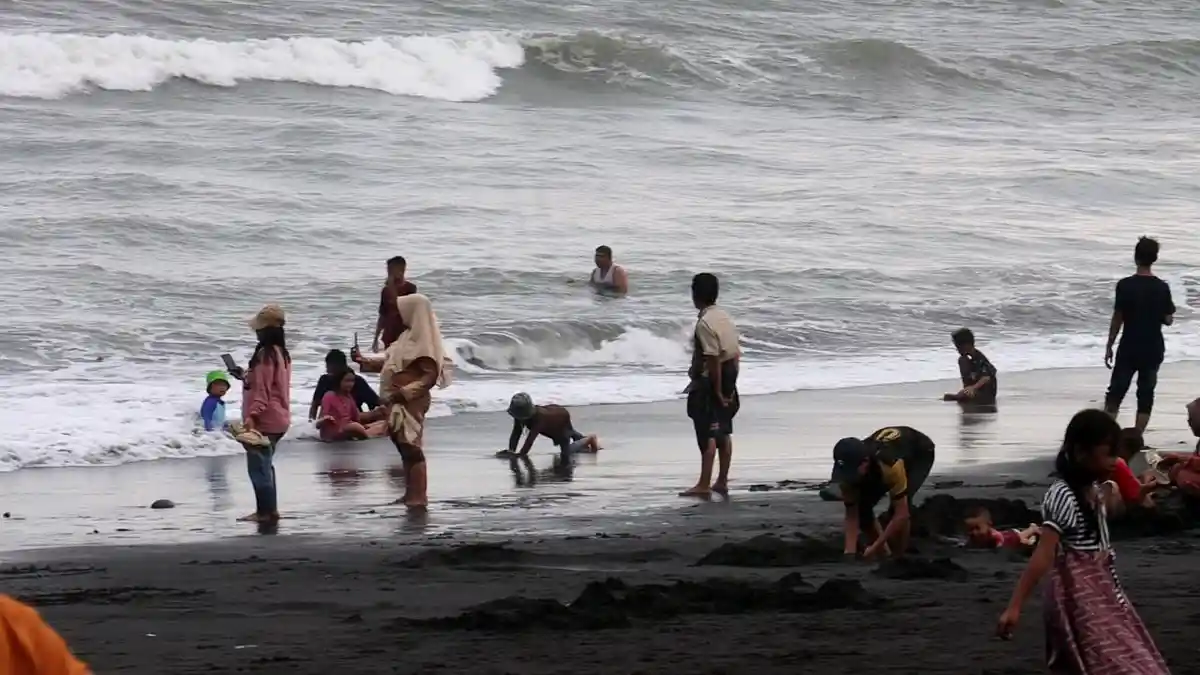 Libur Lebaran, Pantai Watu Pecak Lumajang Dikunjungi Ribuan Pengunjung Tiap Hari