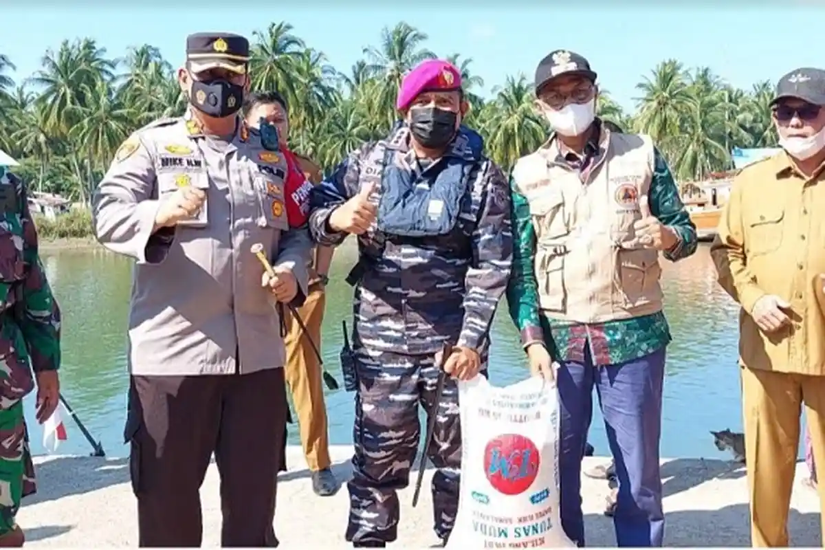 Bupati Bireuen Prihatinkan Nasib Pengungsi Rohingya, Langsung Kirim Bantuan ke Tengah Laut