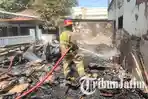 Petugas-Damkar-Kabupaten-Probolinggo-tengah-melakukan-proses-pembasahan-gudang-yang-terbakar.jpg