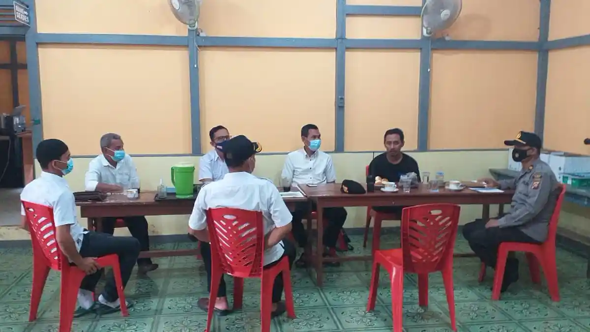 Panit Binmas Polsek Sambas Lakukan Koordinasi dengan Perangkat Desa di Wilayah Zona Merah