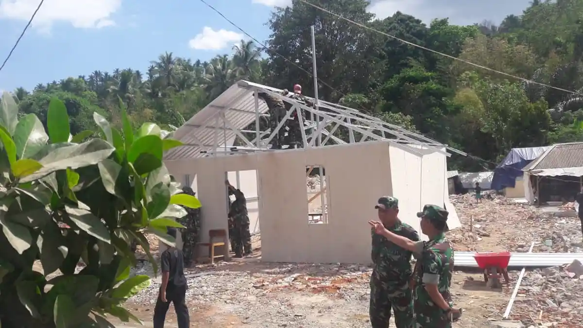 TNI Bangun Rumah Percontohan di Desa Topang Lombok Utara
