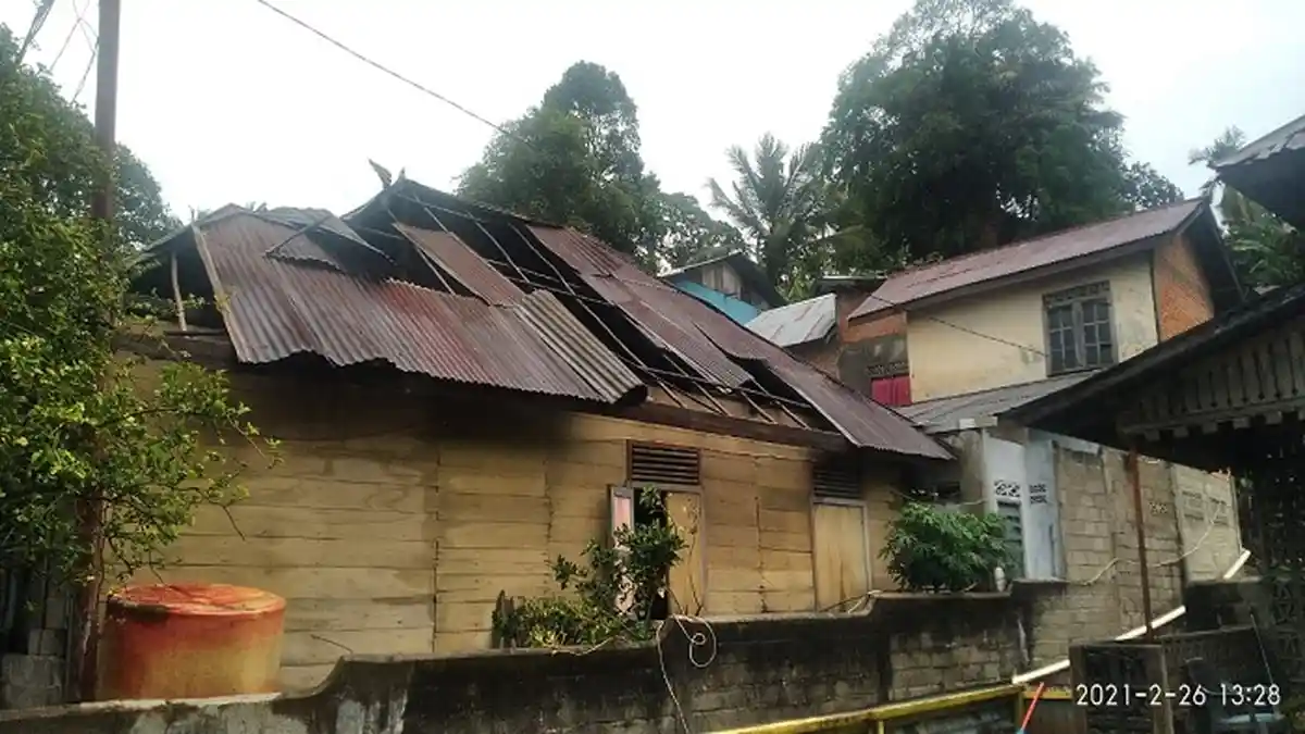 Angin Kencang Terjang Atap Rumah Warga Padang, BPBD: Pohon Tumbang Tutup Akses Jalan