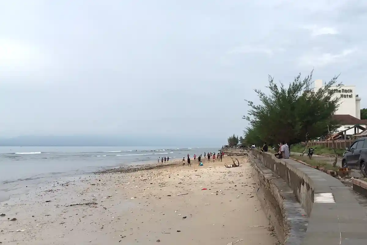 Pengunjung Keluhkan Sampah Berserakan di Pantai Kelapa Lima.