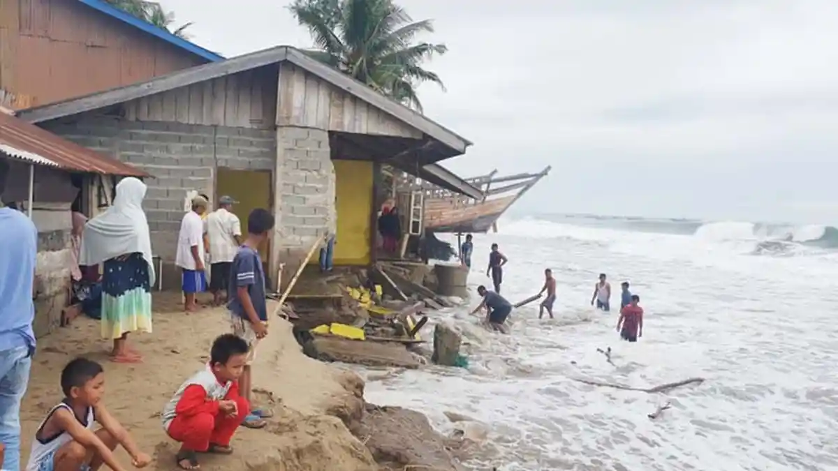 Gelombang di Barsela Capai 6 Meter
