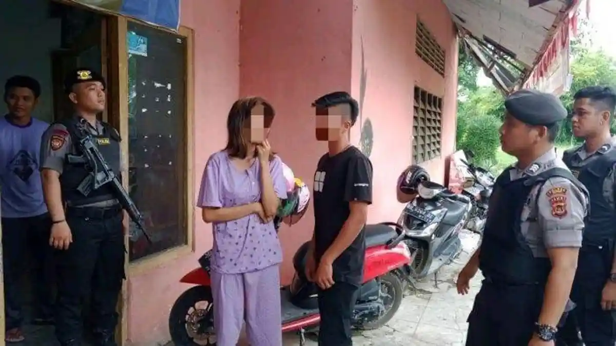 Janda Muda & Berondong Kepergok Mesum di Rumah Kosong, Dikejar Warga hingga Diciduk Polisi