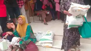 warga-membawa-20-kg-beras-bantuan-dari-Bulog-Cabang-Tulungagung.jpg