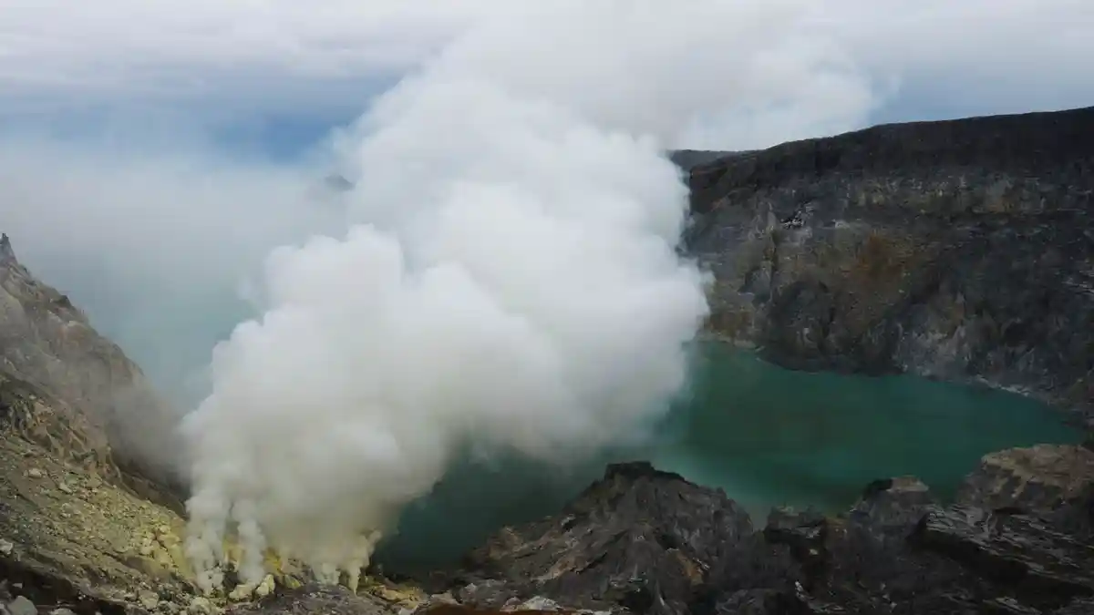BNPB: Keluarkan Gas Beracun, Akses Menuju Puncak Gunung Ijen Ditutup