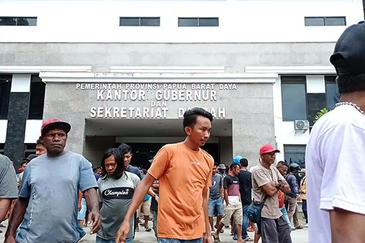 Demo di Kantor Gubernur Papua Barat Daya, Sopir Angkot Ancam Bakar Markas Driver Online