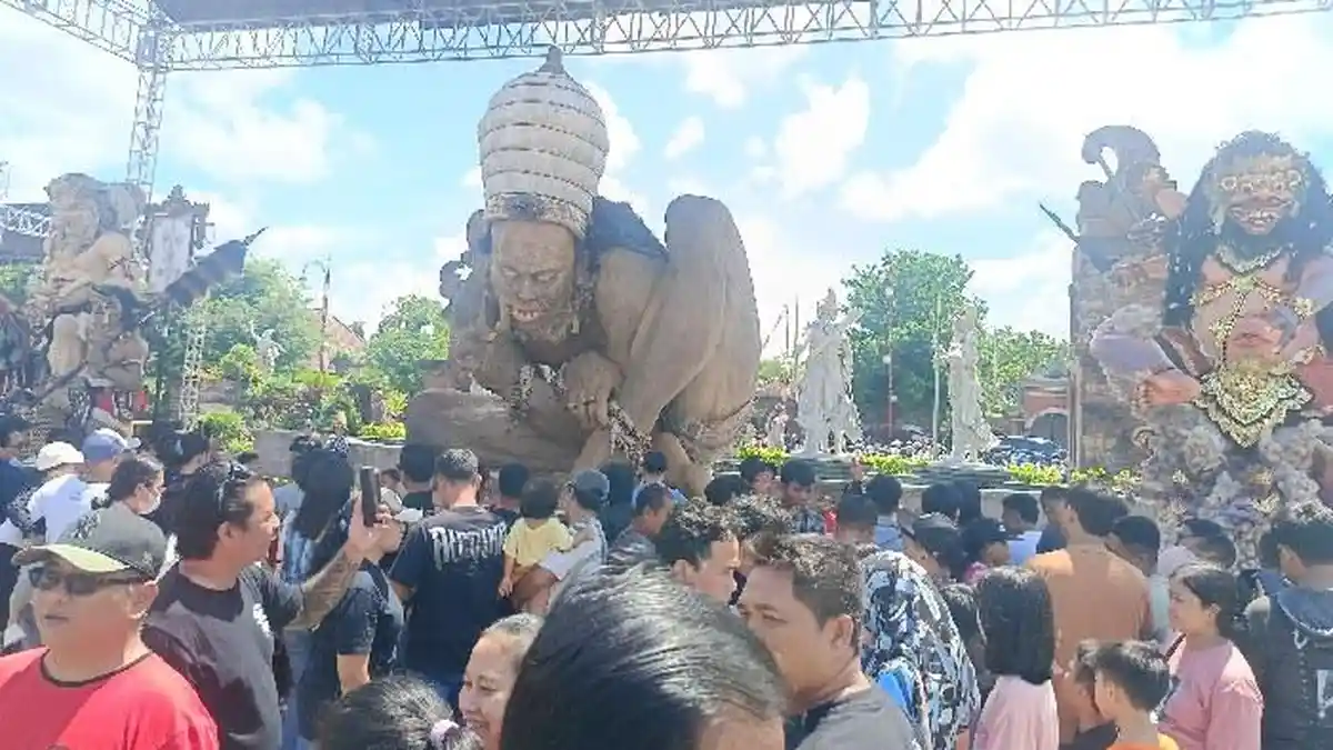 Ogoh-ogoh Terbaik Gianyar Tahun 2025 Jadi Pusat Perhatian di Alun-alun Gianyar Bali