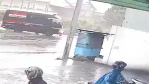 Posisi-kendaraan-ambulans-milik-ormas-yang-sedang-mengangkut-jenazah-kecelakaan-maut-di-bangkalan.jpg