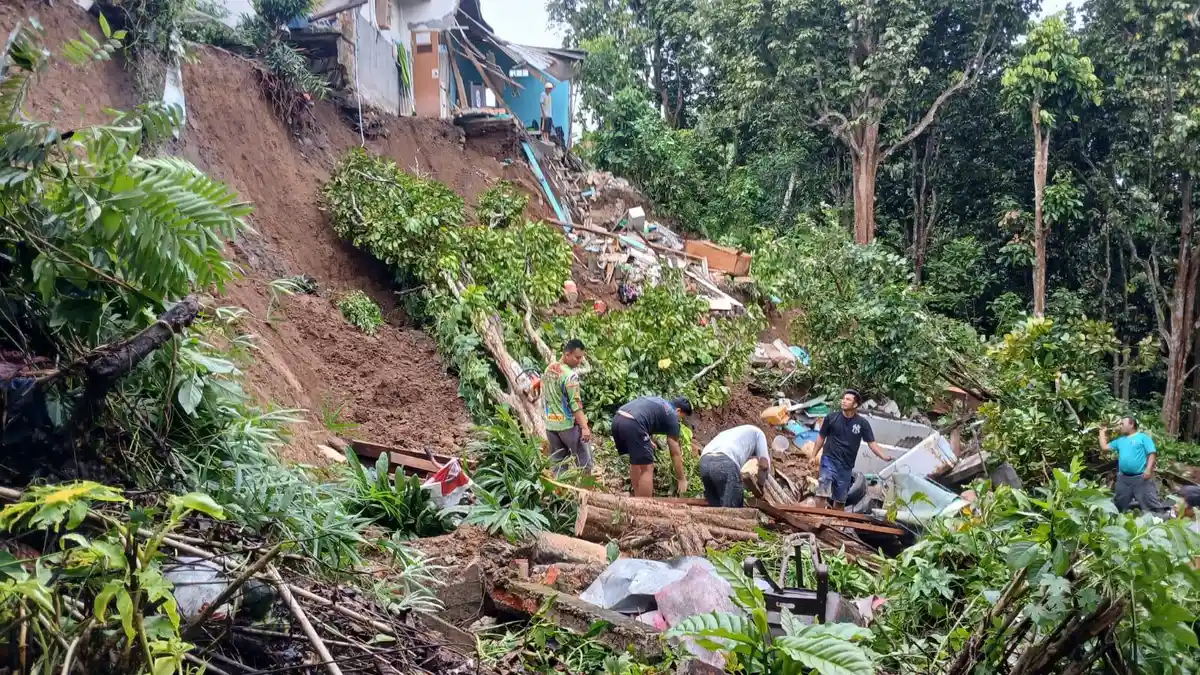 Dampak Intensitas Hujan Deras di OKU, 2 Dapur Rumah Warga di Desa Semanding Tersapu Longsor