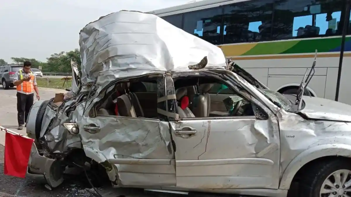 Kecelakaan Maut Tol Cipali KM 180, Terios Putih Oleng Tabrak Pembatas Jalan, 1 Orang Tewas