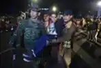Evakuasi Korban Penonton Surabaya Membara