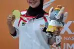 teng-Cut-Dini-Rizki-Tunjukkan-medali-emas-y.jpg